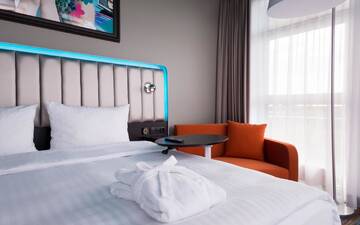 Фото номера Улучшенный номер с балконом Отель Park Inn by Radisson Riga Valdemara г. Рига 3