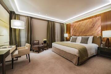 Фото номера Улучшенный двухместный номер с 1 кроватью Отель Grand Hotel Kempinski Riga г. Рига 4