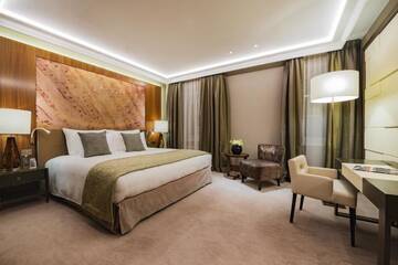 Фото номера Улучшенный двухместный номер с 1 кроватью Отель Grand Hotel Kempinski Riga г. Рига 5