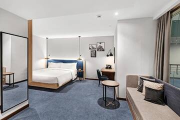 Фото номера Номер с кроватью размера &quot;king-size&quot; и диваном-кроватью Отель Hilton Garden Inn Riga Old Town г. Рига 4