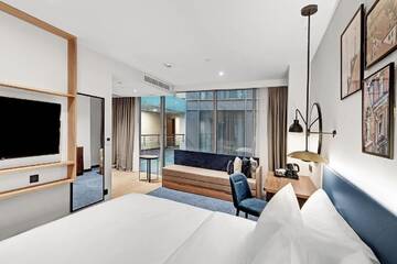 Фото номера Номер с кроватью размера &quot;king-size&quot; и диваном-кроватью Отель Hilton Garden Inn Riga Old Town г. Рига 5