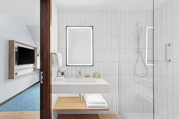Фото номера Номер с кроватью размера «king-size» Отель Hilton Garden Inn Riga Old Town г. Рига 5