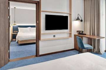 Фото номера Номер с кроватью размера «king-size» Отель Hilton Garden Inn Riga Old Town г. Рига 3