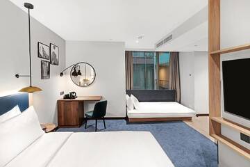 Фото номера Номер с кроватью размера &quot;king-size&quot; и диваном-кроватью Отель Hilton Garden Inn Riga Old Town г. Рига 3