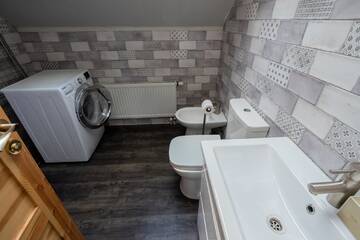 Фото номера Классический четырехместный номер Апарт-отели SuperB Luxury Riga with Free Parking г. Рига 5