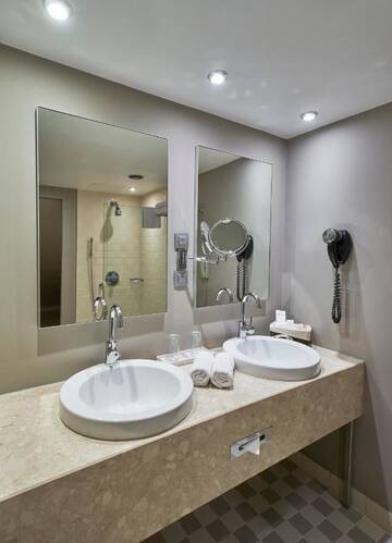 Фото номера Люкс в мансарде Отель Opera Hotel г. Рига 6