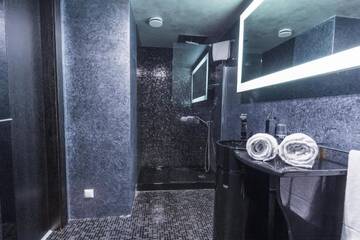 Фото номера Двухместный номер Делюкс с 1 кроватью и душем Отель Royal Square Hotel &amp; Suites г. Рига 4