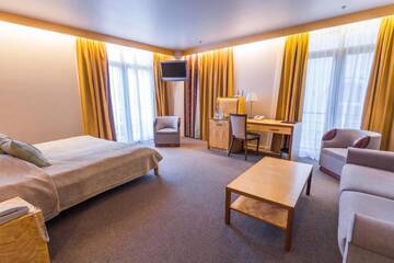 Фото номера Представительский двухместный номер с 1 кроватью Отель Royal Square Hotel &amp; Suites г. Рига 2