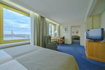 Фото номера Семейный люкс Отель Radisson Blu Daugava Hotel, Riga г. Рига 3