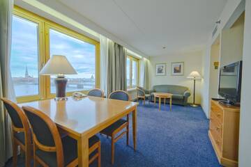 Фото номера Семейный люкс Отель Radisson Blu Daugava Hotel, Riga г. Рига 4