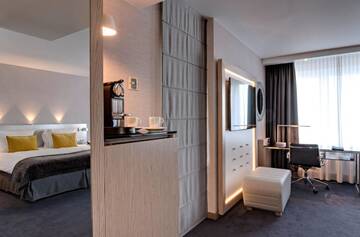 Фото номера Полулюкс с видом на реку и Старый город Отель Radisson Blu Daugava Hotel, Riga г. Рига 11