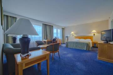 Фото номера Люкс с 2 спальнями и видом на реку и Старый город Отель Radisson Blu Daugava Hotel, Riga г. Рига 5