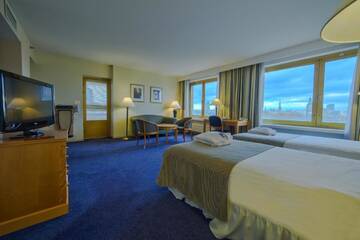 Фото номера Люкс с 2 спальнями и видом на реку и Старый город Отель Radisson Blu Daugava Hotel, Riga г. Рига 2