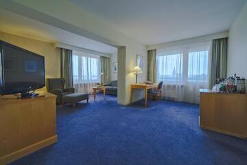 Фото номера Номер «Премиум» с видом на реку и Старый город Отель Radisson Blu Daugava Hotel, Riga г. Рига 2