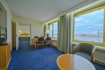 Фото номера Семейный люкс Отель Radisson Blu Daugava Hotel, Riga г. Рига 2