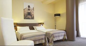 Фото номера Улучшенный двухместный номер с 2 отдельными кроватями Отель Old City Boutique Hotel г. Рига 2