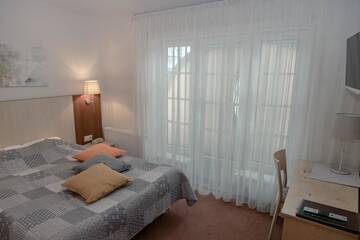 Фото номера Улучшенный двухместный номер с 1 кроватью Отель Hotel Edvards г. Рига 6