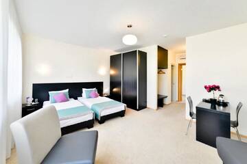 Фото номера Двухместный номер с 2 отдельными кроватями Отель Hotel Vantis Riverside view FREE parking г. Рига 2