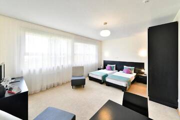 Фото номера Двухместный номер с 2 отдельными кроватями Отель Hotel Vantis Riverside view FREE parking г. Рига 5