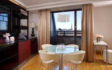 Фото номера Люкс с панорамным видом Отель Radisson Blu Elizabete Hotel, Riga г. Рига 5