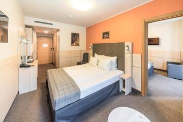 Фото номера Семейный номер Отель Wellton Riga Hotel &amp; SPA г. Рига 5