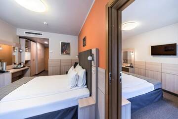 Фото номера Семейный номер Отель Wellton Riga Hotel &amp; SPA г. Рига 3