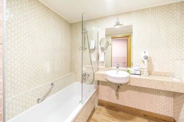 Фото номера Стандартный одноместный номер Отель Wellton Riga Hotel &amp; SPA г. Рига 4