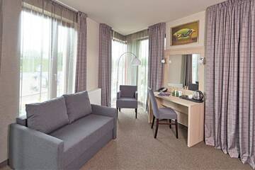 Фото номера Улучшенный двухместный номер с 1 кроватью Отель Wellton Riga Hotel &amp; SPA г. Рига 6