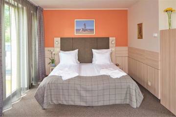 Фото номера Улучшенный двухместный номер с 1 кроватью Отель Wellton Riga Hotel &amp; SPA г. Рига 7