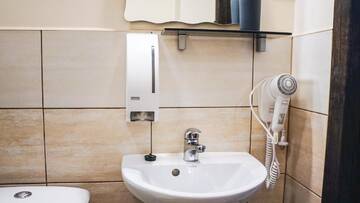 Фото номера Трехместный номер с тремя односпальными кроватями Отель Bella Riga Hotel г. Рига 13
