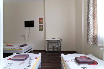 Фото номера Трехместный номер с душем Отель Happy Hotel г. Рига 4