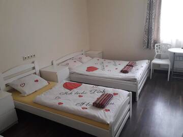 Фото номера Семейный номер с душем Отель Happy Hotel г. Рига 3