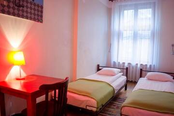Фото номера Двухместный номер с 2 отдельными кроватями Хостелы Red Nose Hostel г. Рига 6