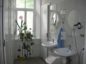 Фото номера Трехместный номер с общей ванной комнатой Хостелы Central Park Hostel г. Рига 5