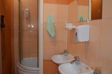 Фото номера Трехместный номер с общей ванной комнатой Хостелы Central Park Hostel г. Рига 15