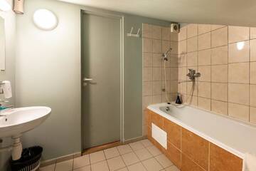 Фото номера Полулюкс с доступом в боулинг Отель Spare Hotel and Bowling г. Рига 2