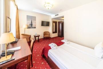 Фото номера Улучшенный двухместный номер с 1 кроватью и балконом Отель Rixwell Old Riga Palace Hotel г. Рига 5
