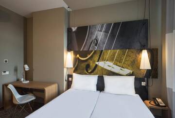 Фото номера Стандартный номер с 1 двуспальной кроватью Отель Ibis Riga Centre г. Рига 10