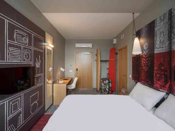 Фото номера Стандартный номер с 1 двуспальной кроватью Отель Ibis Riga Centre г. Рига 3