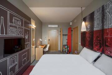 Фото номера Стандартный номер с 1 двуспальной кроватью Отель Ibis Riga Centre г. Рига 6